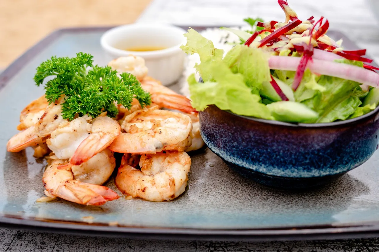 Low-carb shrimp lettuce cups
