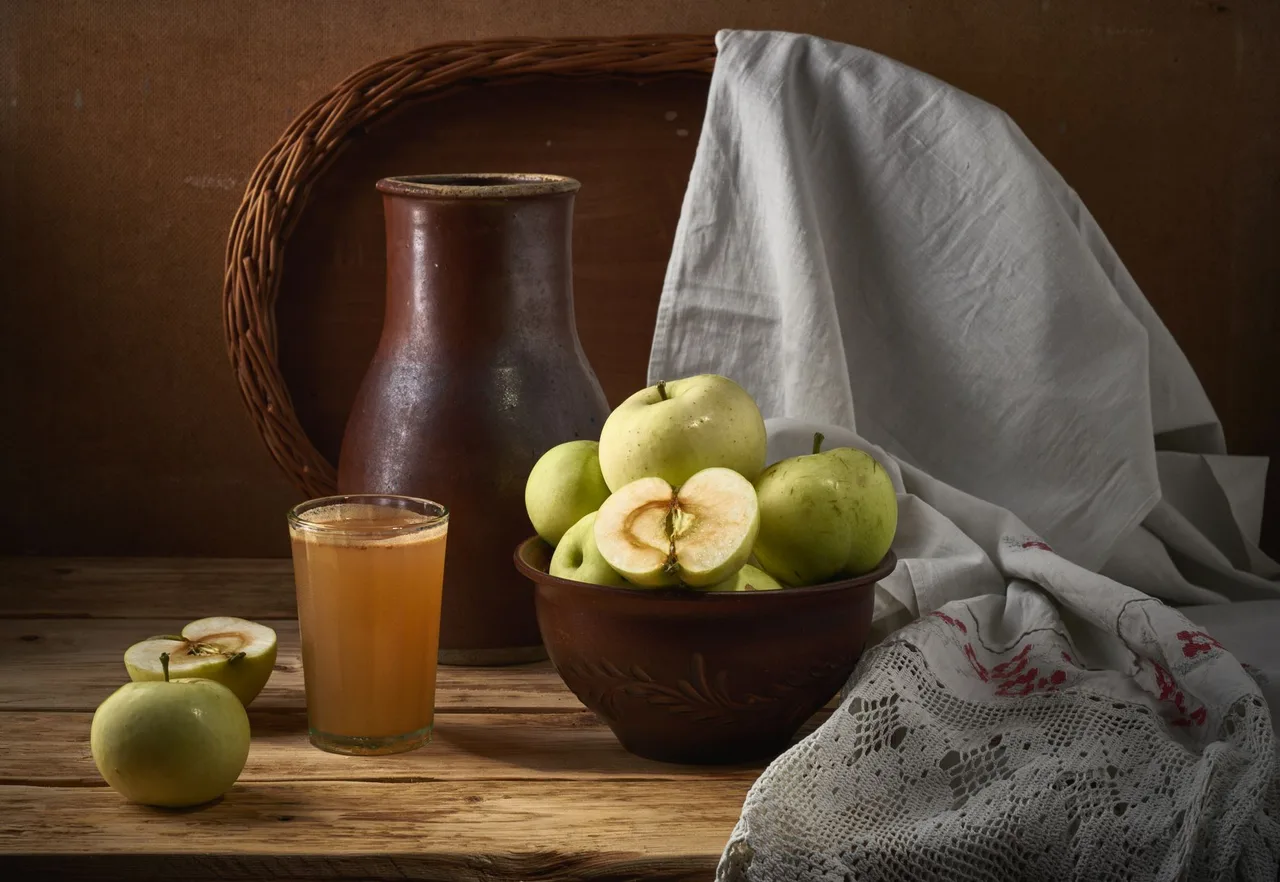 Classic apple cider mocktail