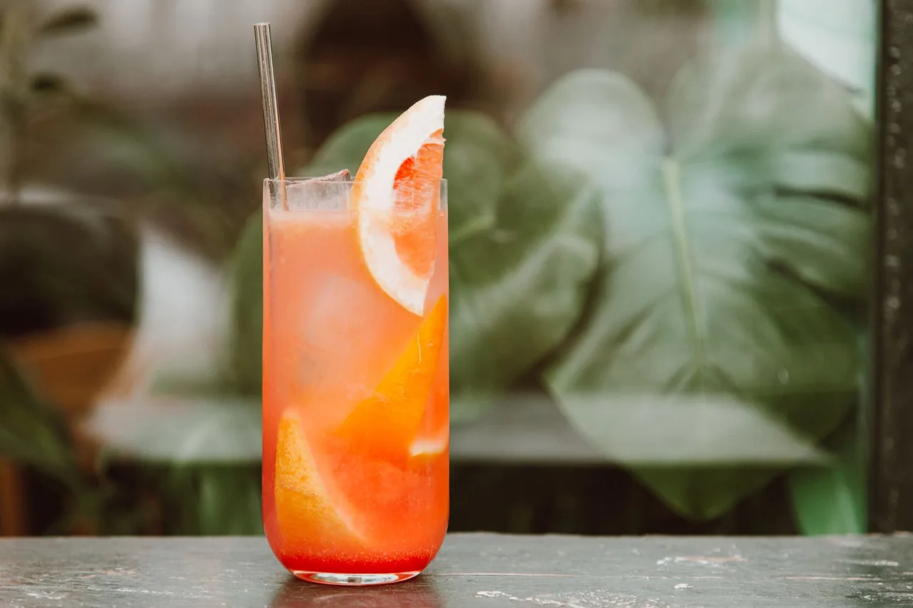 Low-calorie grapefruit lime spritzer