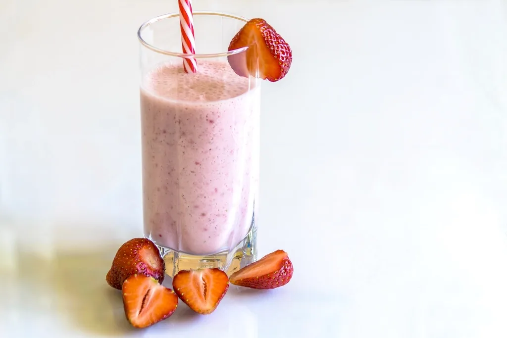 Gluten-free berry kefir smoothie