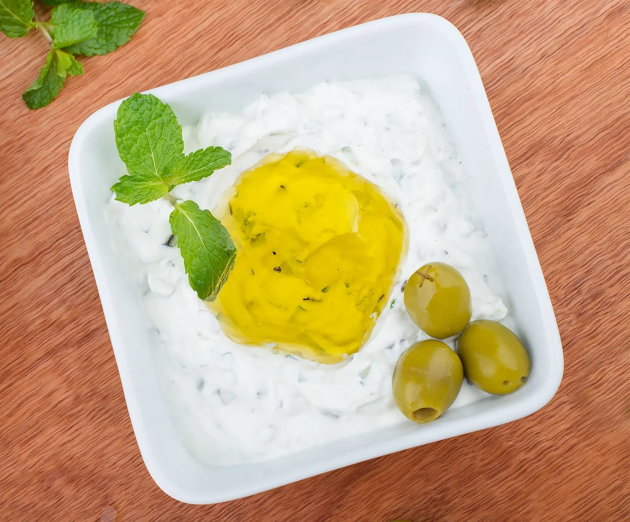 Low-calorie cucumber and yogurt dip