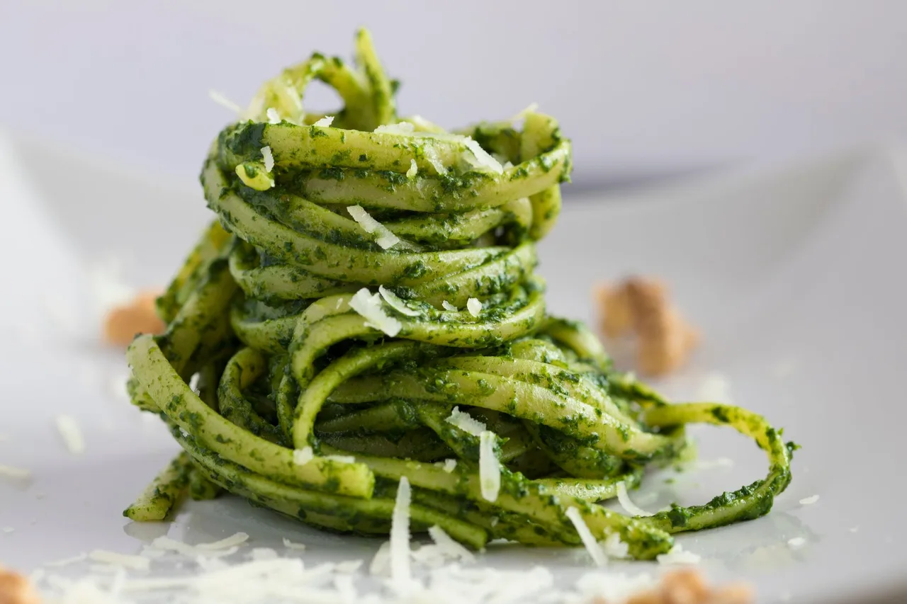 Low-carb zucchini noodles with pesto
