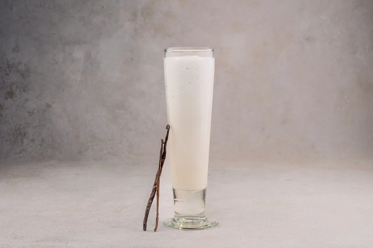 High-protein vanilla almond shake