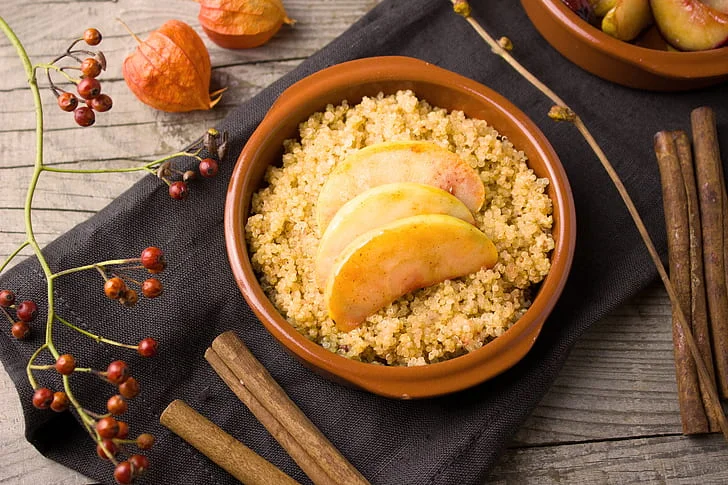 Oatmeal with apple and cinnamon