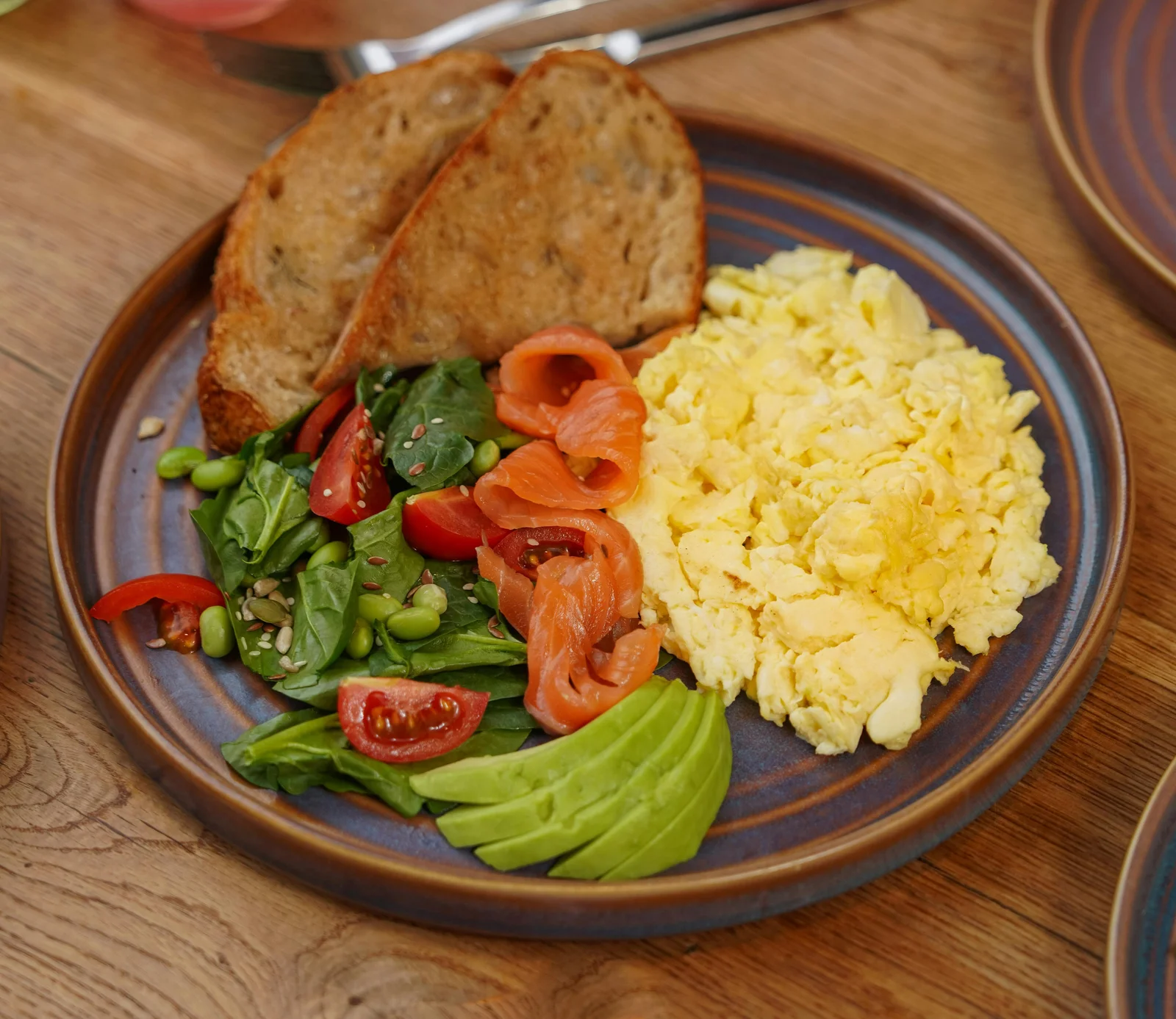 Scrambled eggs with tomato and bread