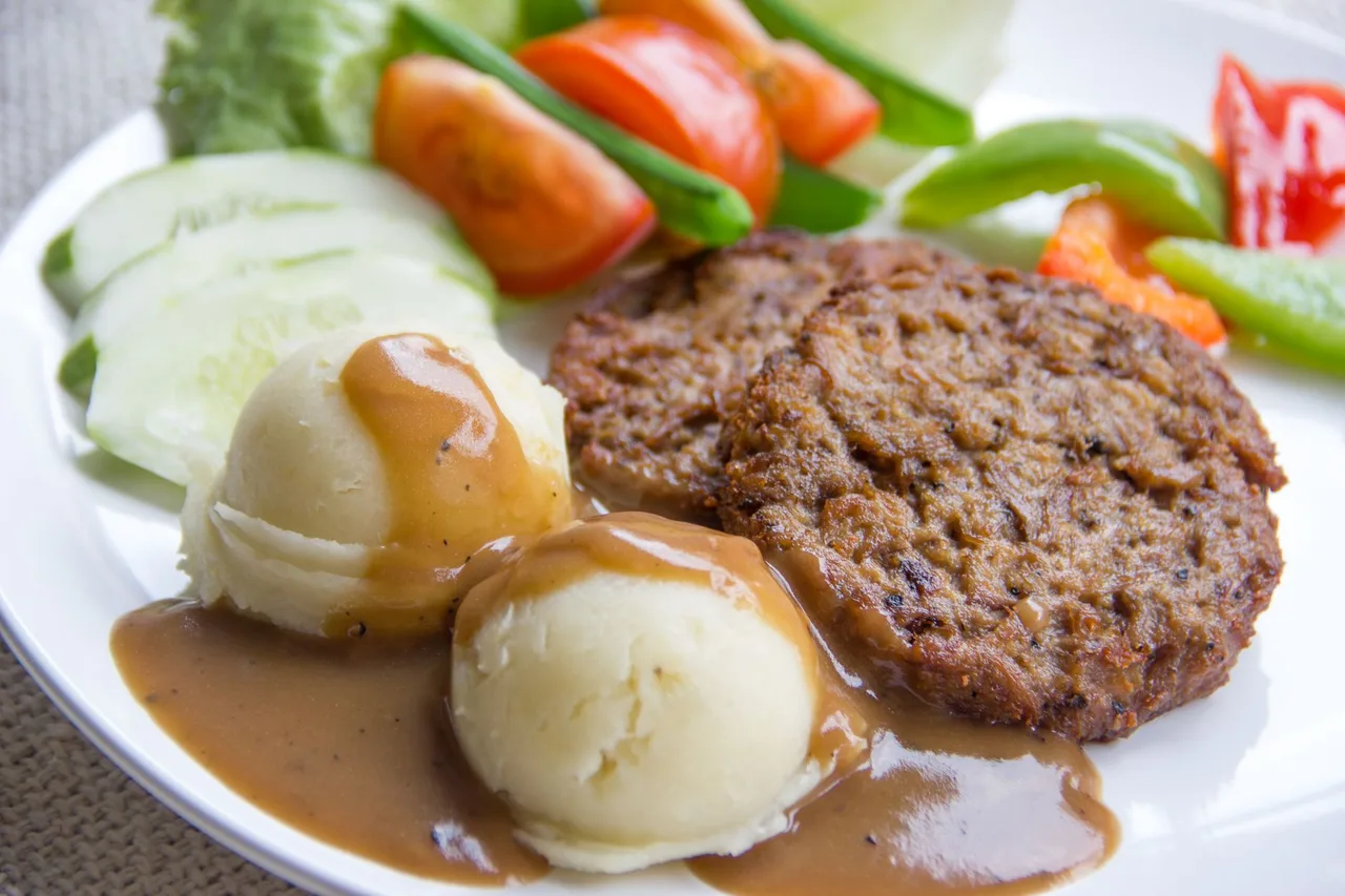 Classic Meat Cutlets with Mashed Potatoes