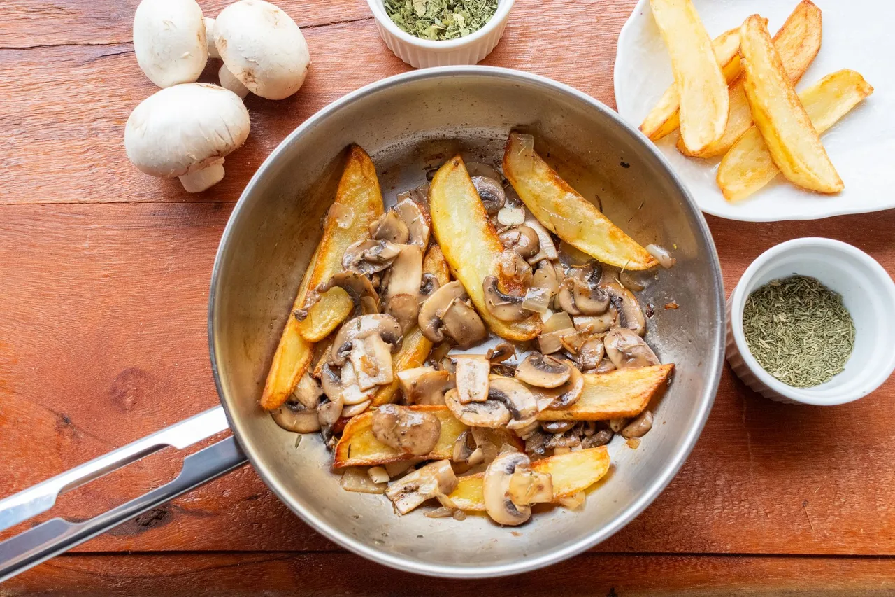 Village-Style Fried Potatoes with Mushrooms