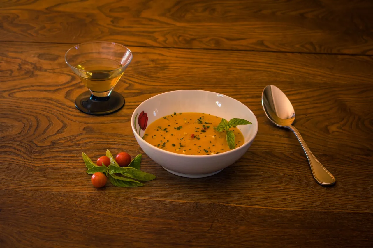 Low-calorie zucchini and tomato soup