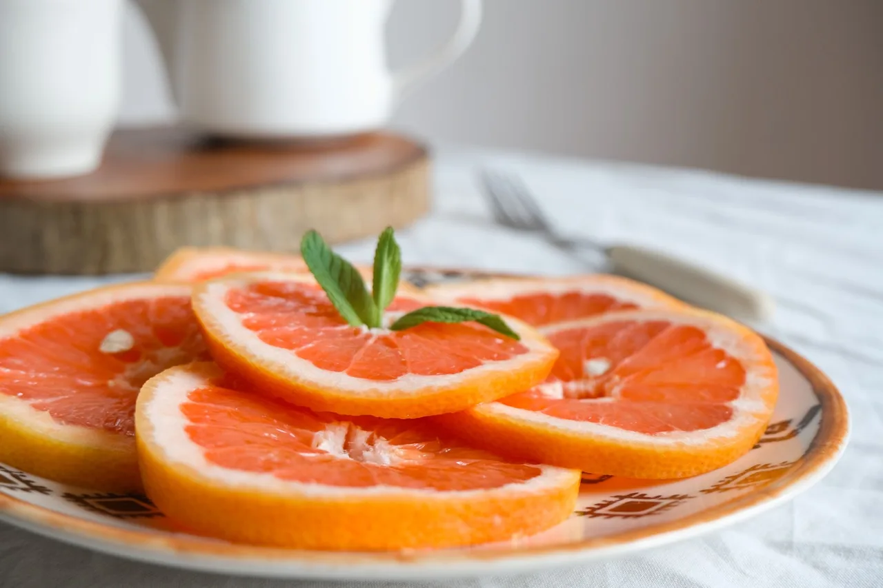 Low-calorie grapefruit and mint salad