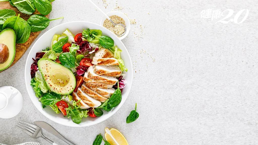 Grilled chicken and avocado salad