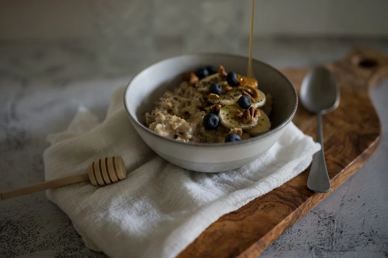 Classic oatmeal with banana and honey
