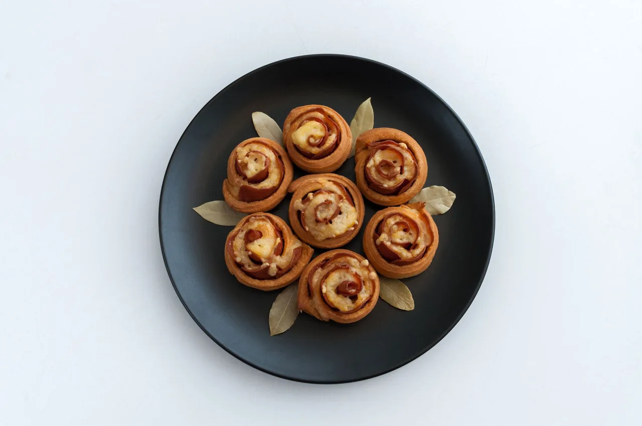 Low-carb cheese and ham roll-ups