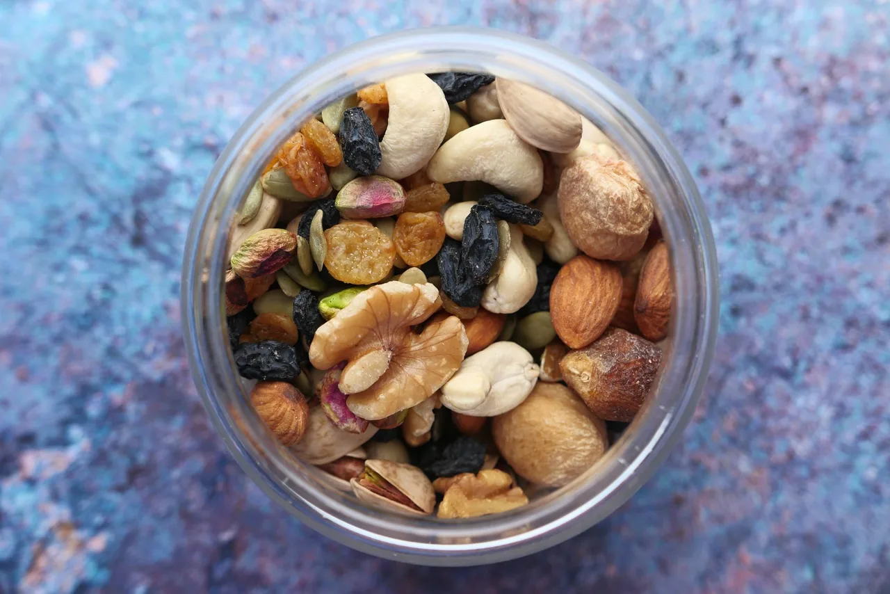 Lactose-free dried fruit medley