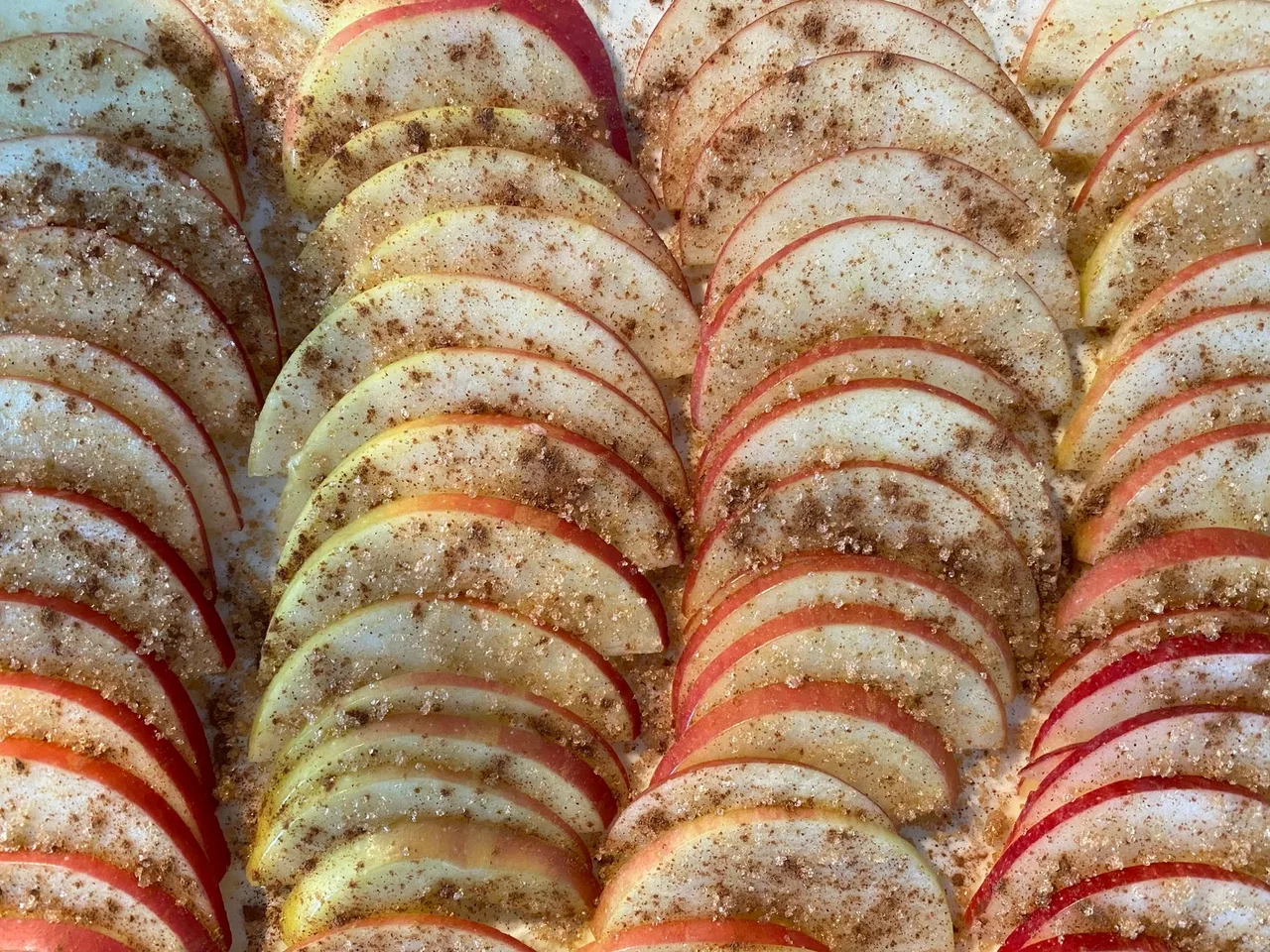 Low-carb cinnamon baked apples