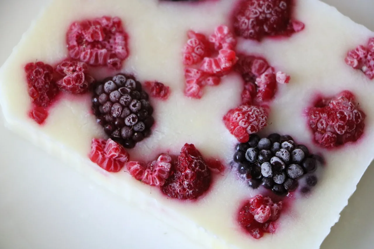 Low-carb berry yogurt bark